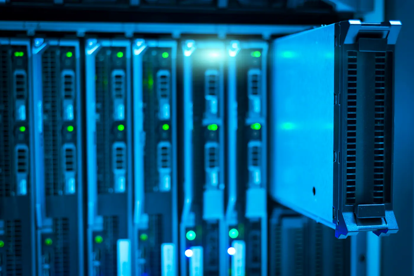Servidores en data center con iluminación azul